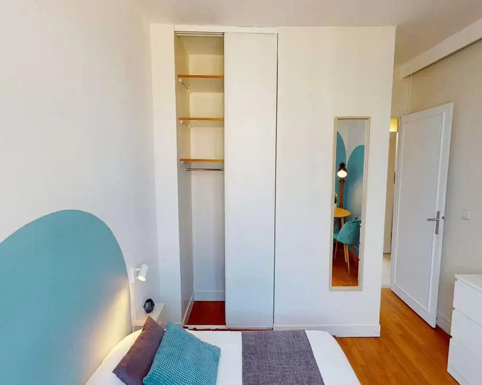 Quarto; chão de madeira, luz natural