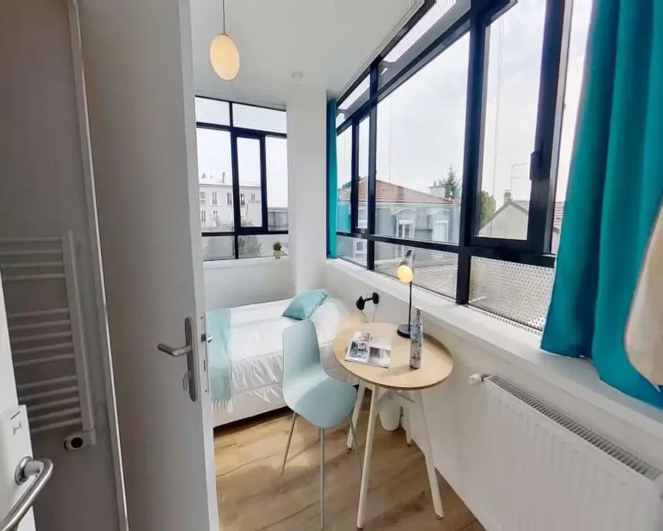 Schlafzimmer; tageslicht, holzboden