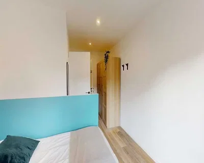 Quarto; chão de madeira, luz natural