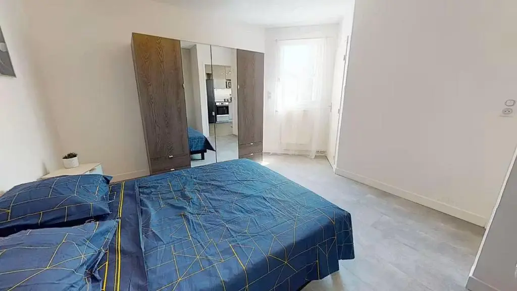 غرفة نوم; ضوء طبيعي, أرضية من البلاط