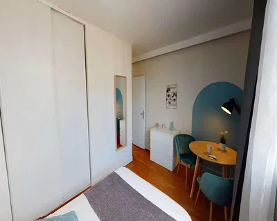 Quarto; chão de madeira, luz natural