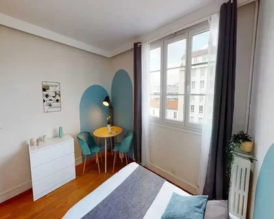 Quarto; luz natural, chão de madeira