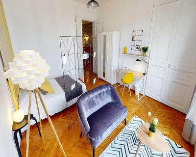 Quarto; chão de madeira, luz natural, estilo moderno