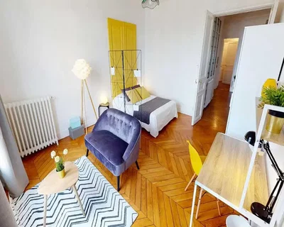 Quarto; chão de madeira, luz natural