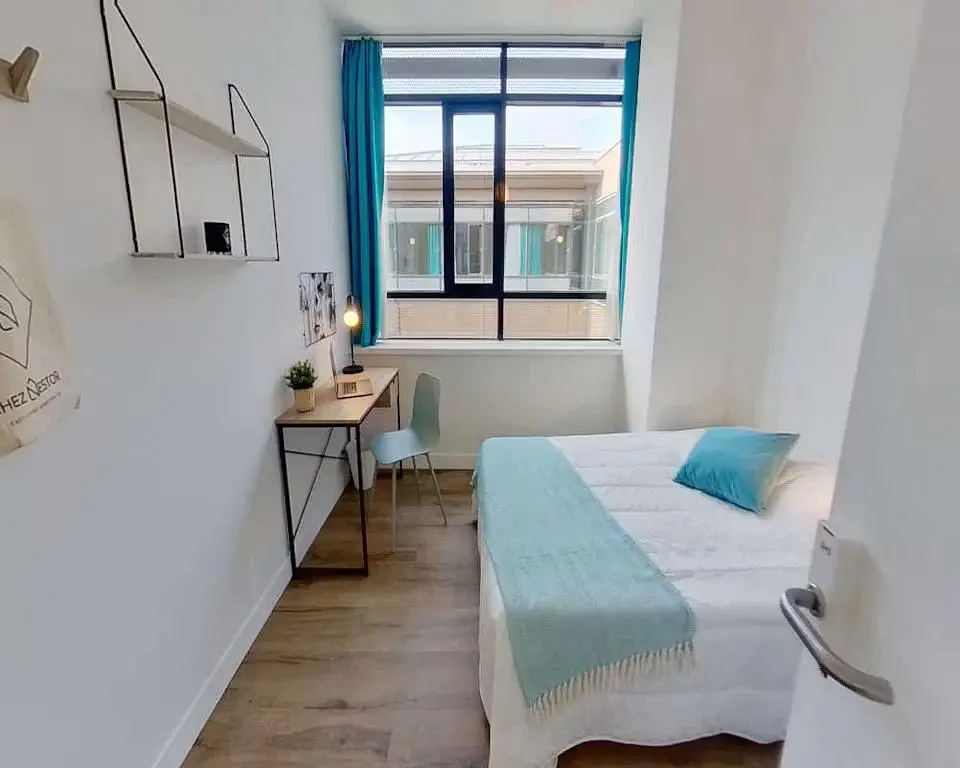 Schlafzimmer; tageslicht, holzboden, moderner stil