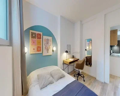 Quarto; luz natural, chão de madeira, estilo moderno