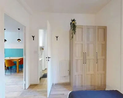 Quarto; chão de madeira, luz natural, estilo moderno