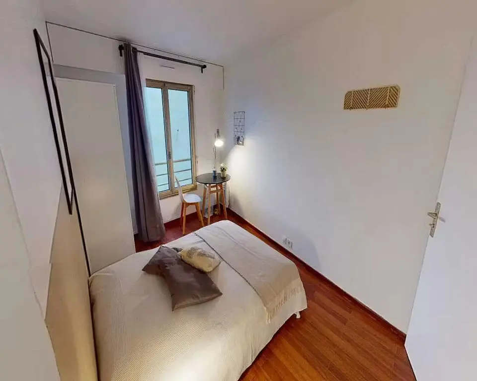 Quarto; chão de madeira, luz natural