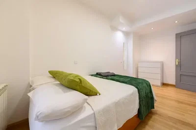 Schlafzimmer; holzboden, tageslicht