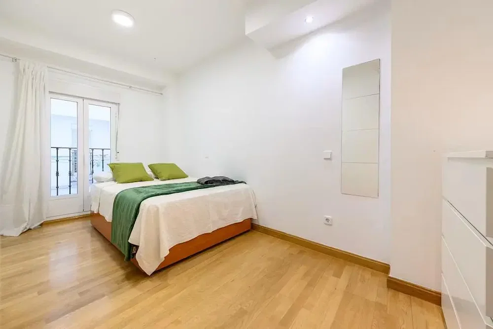 Schlafzimmer; holzboden, tageslicht