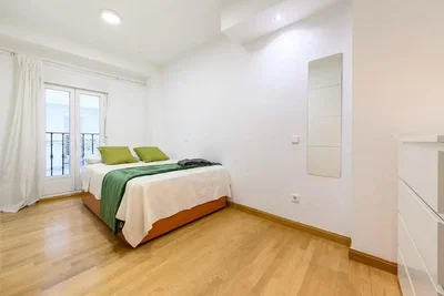 Schlafzimmer; holzboden, tageslicht