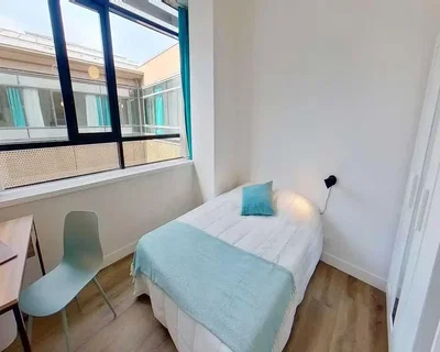 Schlafzimmer; holzboden, tageslicht