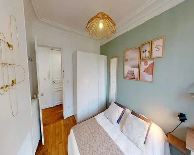 Slaapkamer; houten vloer, natuurlijk licht