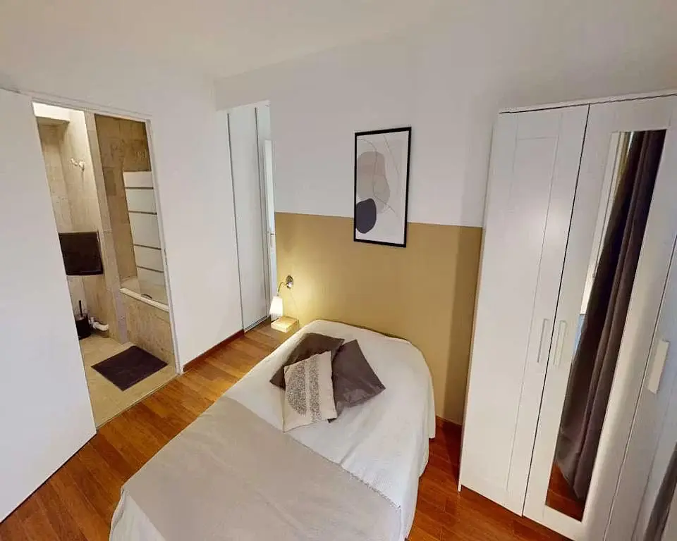 Quarto; chão de madeira, luz natural