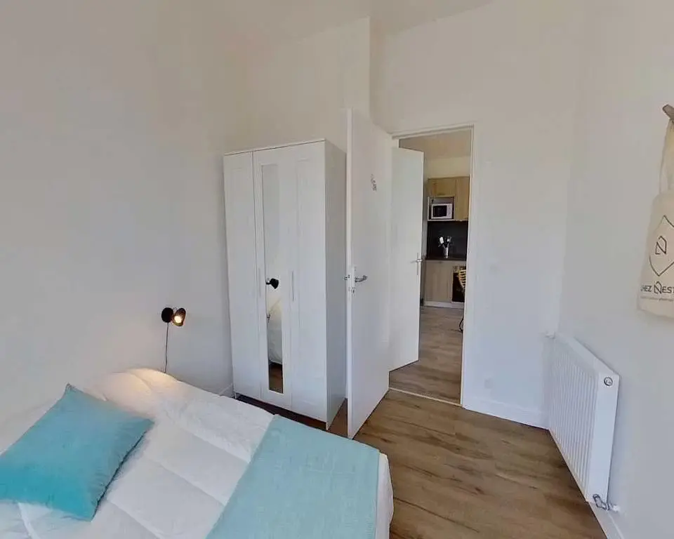 Schlafzimmer; holzboden, tageslicht
