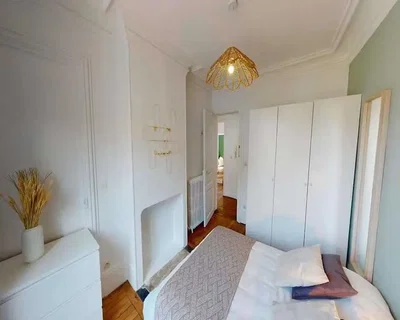 Slaapkamer; houten vloer, natuurlijk licht