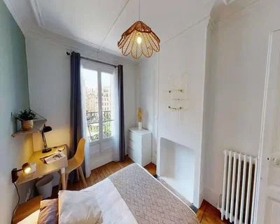 Slaapkamer; houten vloer, natuurlijk licht