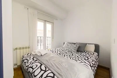 Schlafzimmer; holzboden, tageslicht