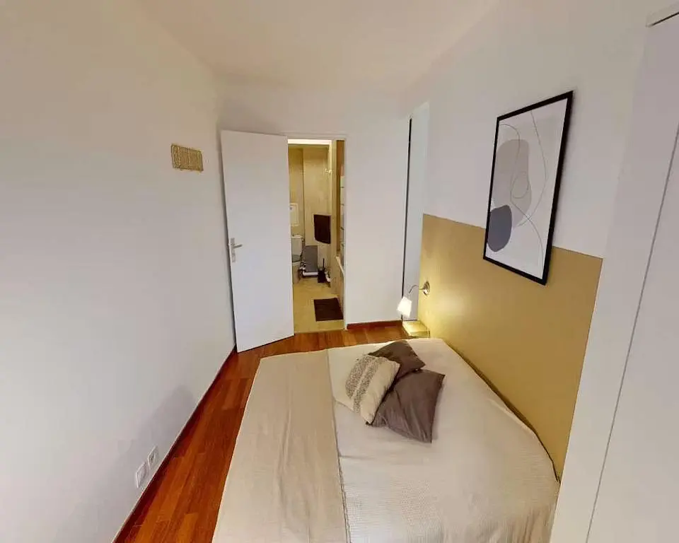 Quarto; chão de madeira, luz natural