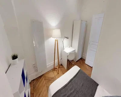 Quarto; chão de madeira, luz natural