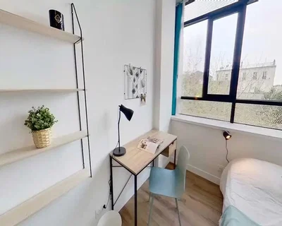 Spavaća soba; drveni pod, prirodno svjetlo, moderni stil