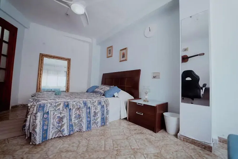 Slaapkamer; natuurlijk licht, tegelvloer