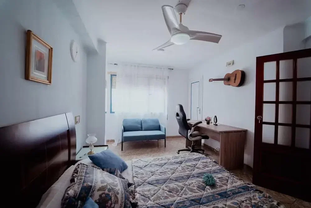 Slaapkamer; natuurlijk licht, houten vloer