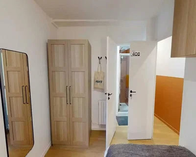 Quarto; chão de madeira, luz natural