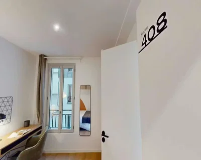 Quarto; chão de madeira, luz natural