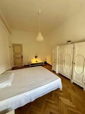 Spálňa; drevená podlaha, prirodzené svetlo