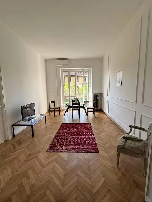 Obývačka; drevená podlaha, prirodzené svetlo