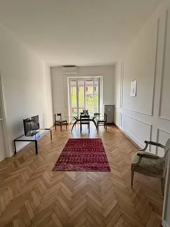 Obývačka; drevená podlaha, prirodzené svetlo