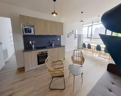 Mutfak; mutfak aletleri, doğal ışık, modern stil