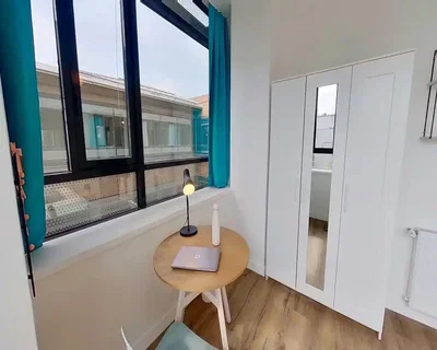 Yatak odası; doğal ışık, ahşap zemin, modern stil