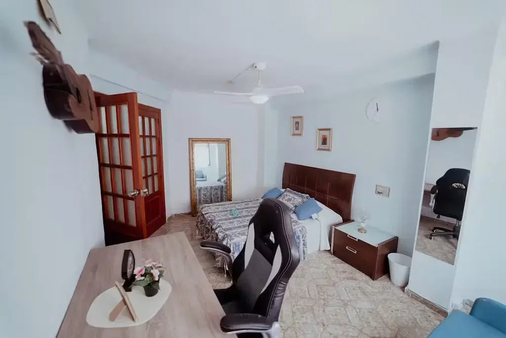 Slaapkamer; natuurlijk licht, houten vloer