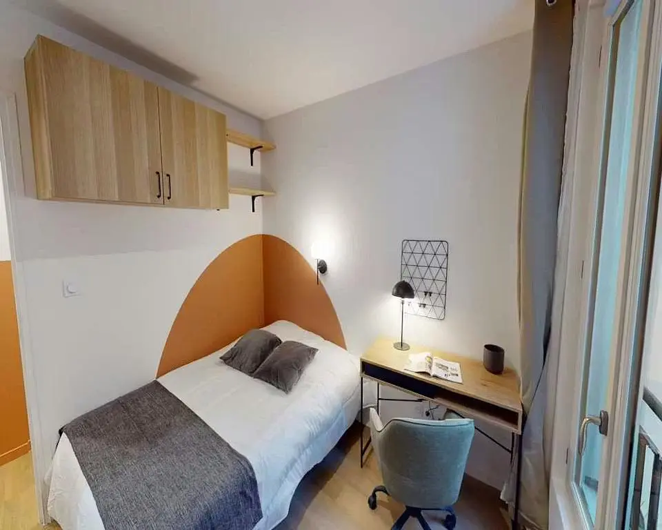 Quarto; chão de madeira, luz natural, estilo moderno