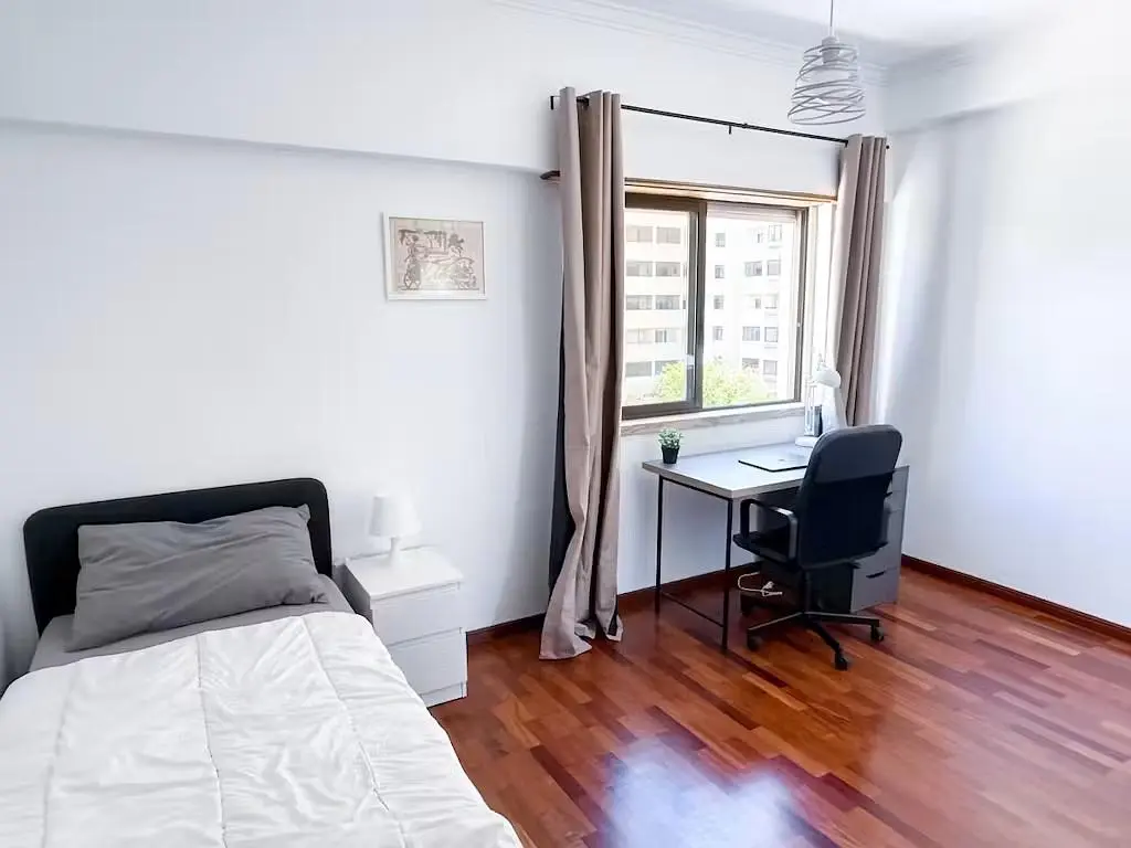 Schlafzimmer; holzboden, tageslicht