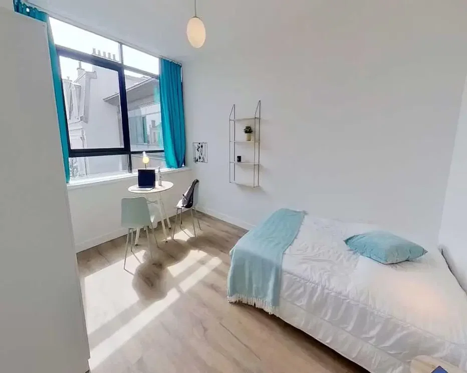 Schlafzimmer; holzboden, tageslicht