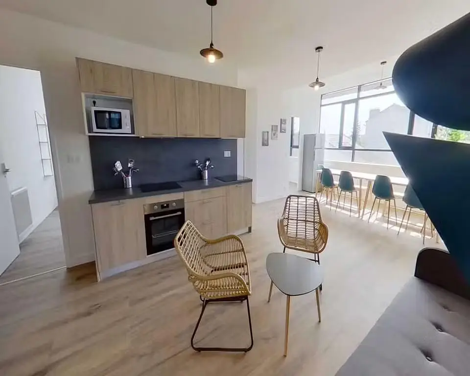 Küche; küchengeräte, holzboden, tageslicht, moderner stil