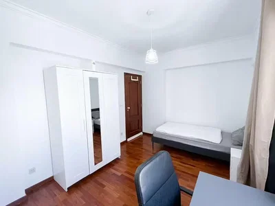 Schlafzimmer; holzboden, tageslicht