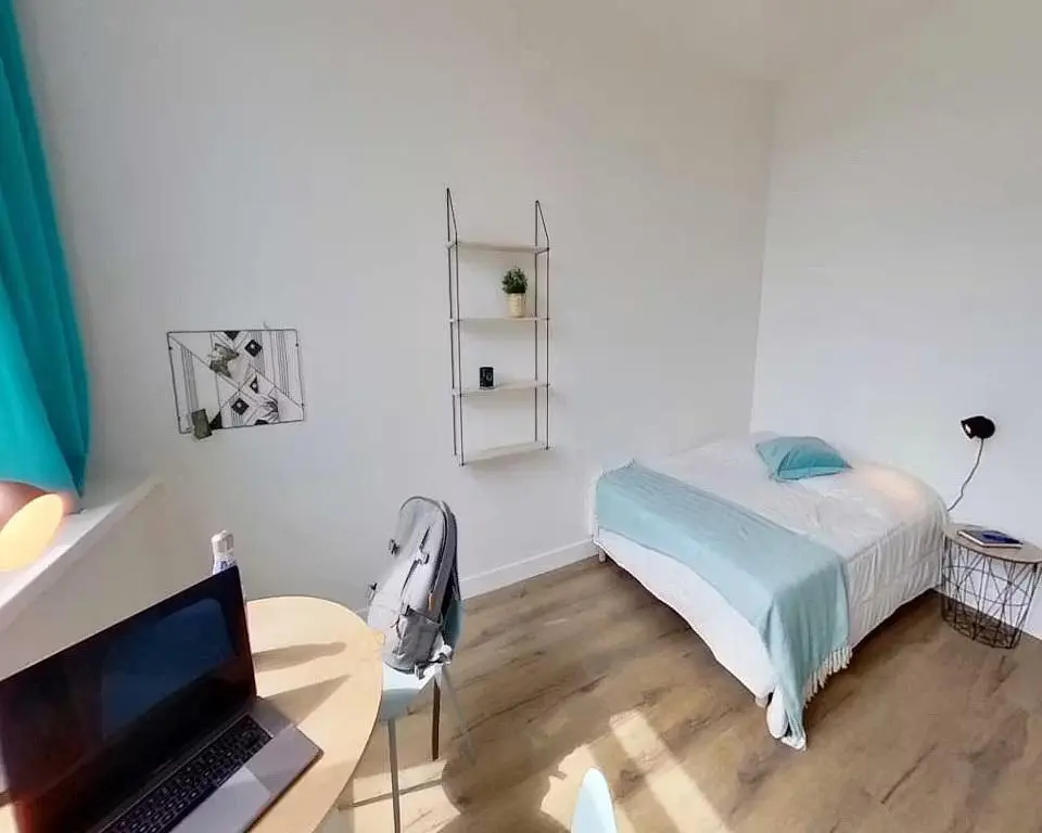 Schlafzimmer; holzboden, tageslicht
