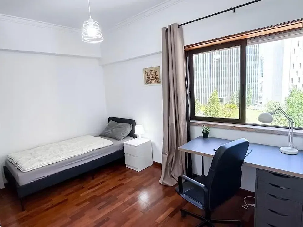 Schlafzimmer; holzboden, tageslicht, moderner stil