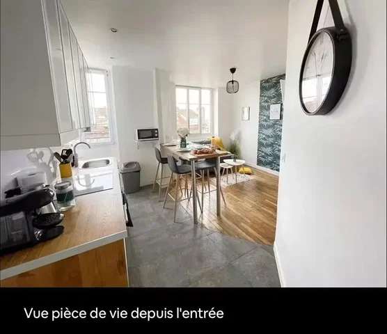 Κουζίνα; συσκευές κουζίνας, φυσικό φως, πλακάκια, ξύλινο πάτωμα