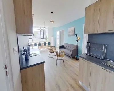 Wohnzimmer; küchengeräte, tageslicht, moderner stil, holzboden