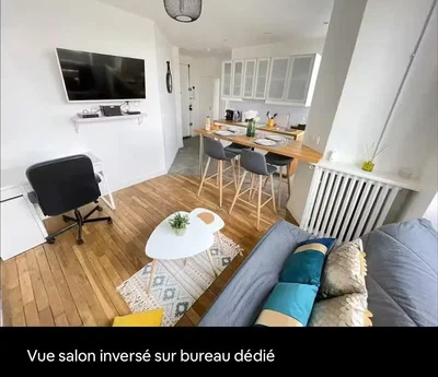 Oturma odası; ahşap zemin, doğal ışık, modern stil