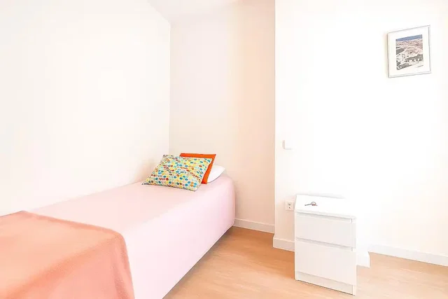 غرفة نوم; أرضية خشبية, ضوء طبيعي