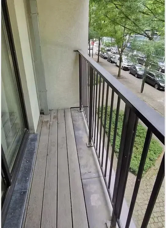 Balcone; vista, luce naturale, pavimento in piastrelle