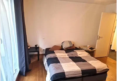 Camera da letto; pavimento in legno, luce naturale