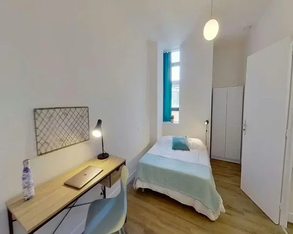 Υπνοδωμάτιο; φυσικό φως, ξύλινο πάτωμα