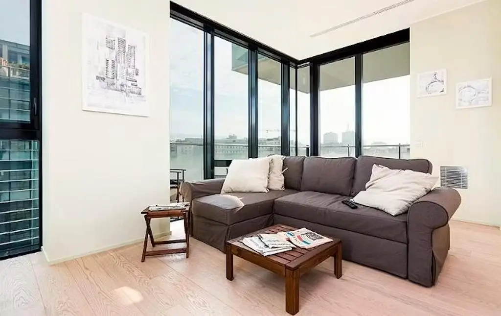 Wohnzimmer; blick, holzboden, tageslicht, moderner stil